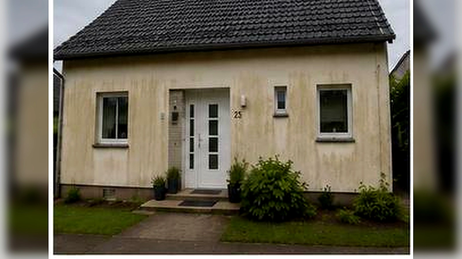 Fassade vor der Aufarbeitung mit sichtbaren Verschmutzungen und altem Zustand