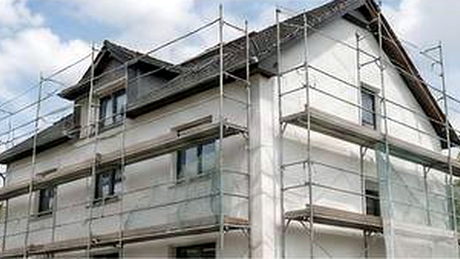 Außenrenovierung mit Gerüst zum Schutz und Werterhalt der Fassade
