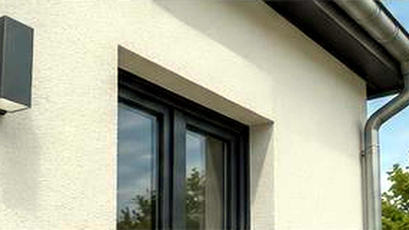 Saubere Fassadenarbeit an Fenster und Außenwand